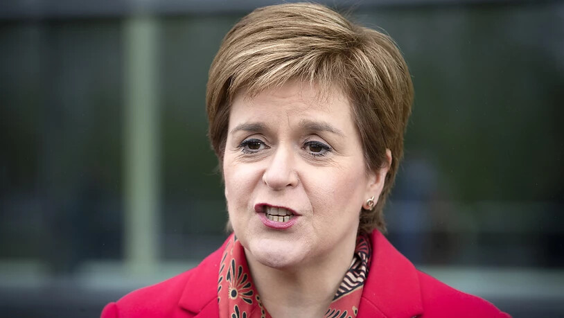 Nicola Sturgeon, Erste Ministerin von Schottland und Vorsitzende der Schottischen Nationalpartei (SNP), spricht nach der Wahl zum Regionalparlament in Schottland vor der Emirates Arena. Foto: Jane Barlow/PA Wire/dpa