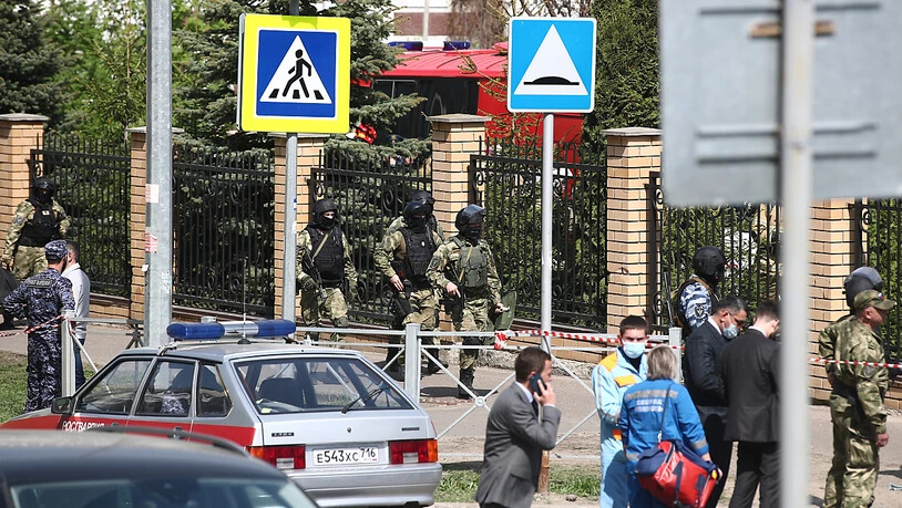 Bewaffnete Einsatzkräfte gehen zum dem Gymnasium Nummer 175. Foto: Yegor Aleyev/Tass/dpa