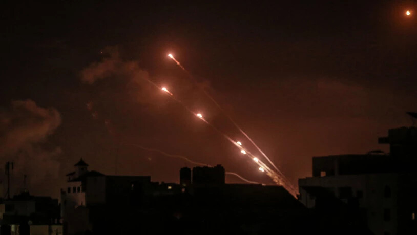 Raketen werden von der islamistischen Hamas aus Gaza-Stadt in Richtung Israel abgefeuert. Foto: Mohammed Talatene/dpa
