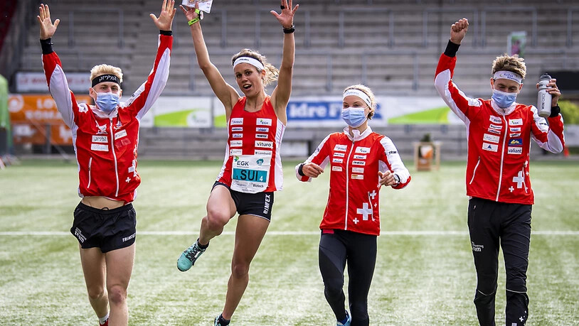 Schlussläuferin Elena Roos bringt das Gold nach Hause. Joey Hadorn (links), Simona Aebersold und Matthias Kyburz nehmen sie auf den letzten Metern in Empfang.