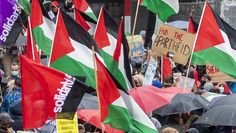 Palästinensische Flaggen wehten am Samstag in Genf.