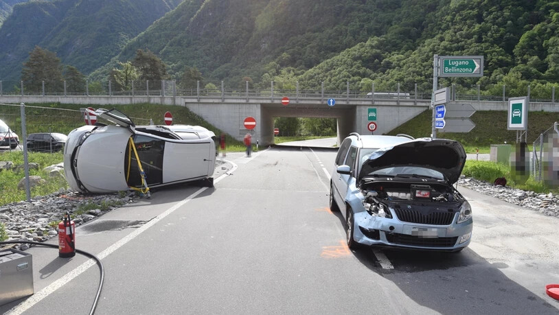 Ein Autofahrer kollidierte am Sonntagmorgen bei der Ausfahrt Roveredo mit einem anderen Auto..