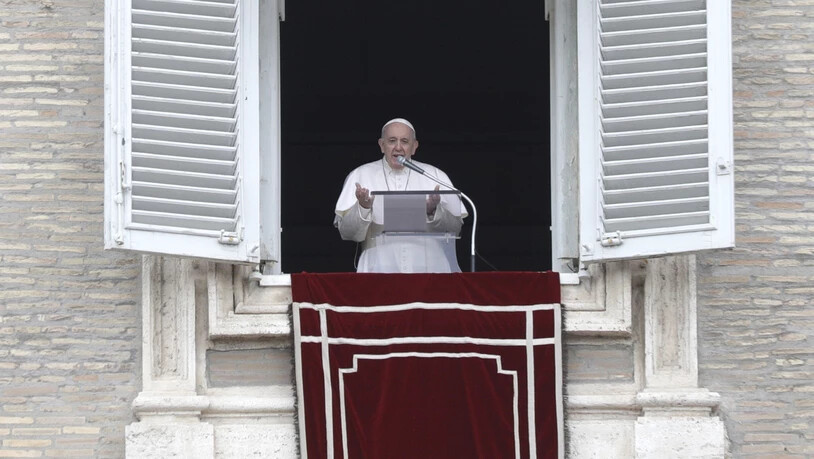 Papst Franziskus spricht das Angelus-Mittagsgebet auf dem Petersplatz. Papst Franziskus prangerte die «inakzeptable» Spirale der Gewalt zwischen Israel und den Palästinensern an. Foto: Gregorio Borgia/AP/dpa