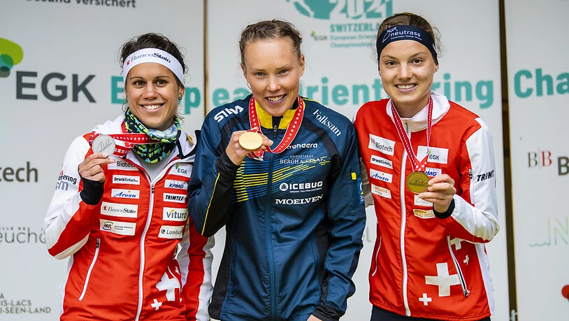 Elana Roos (links) und Simona Aebersold umrahmen die Siegerin Tove Alexandersson.