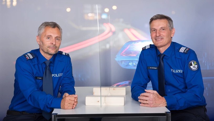 Kommandant Walter Schlegel (rechts) hat Peter Joos per 1. Juni zum neuen Leiter der Regionenpolizei im Kanton Graubünden ernannt.