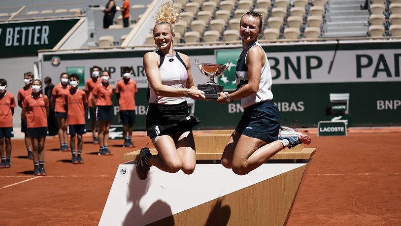 Barbora Krejcikova (rechts) und Katerina Siniakova holten sich in Paris die Trophäe im Doppel
