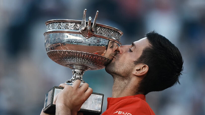 Novak Djokovic küsst zum zweitem Mal nach 2016 die "Coupe des Mousquetaires"