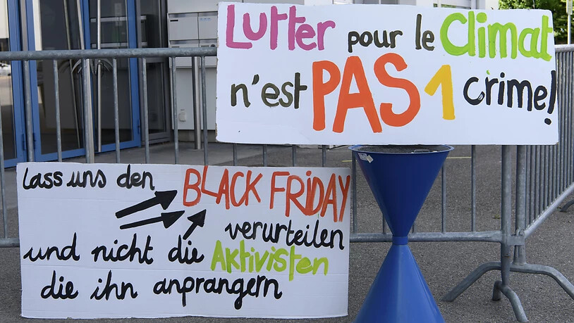 Transparente vor dem Gericht in Freiburg signalisieren Unterstützung für die Angeklagten. Sie sind am Freitag zu Bussen verknurrt worden.