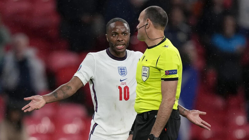 Unzufriedene Engländer: Raheem Sterling diskutiert mit Referee Antonio Mateu Lahoz