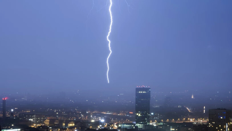 Über Zürich entluden sich ebenfalls zahlreiche Blitze. Insgesamt zählte Meteonews am Freitagabend allein für Zürich über 3500 Blitze. (Archivbild)