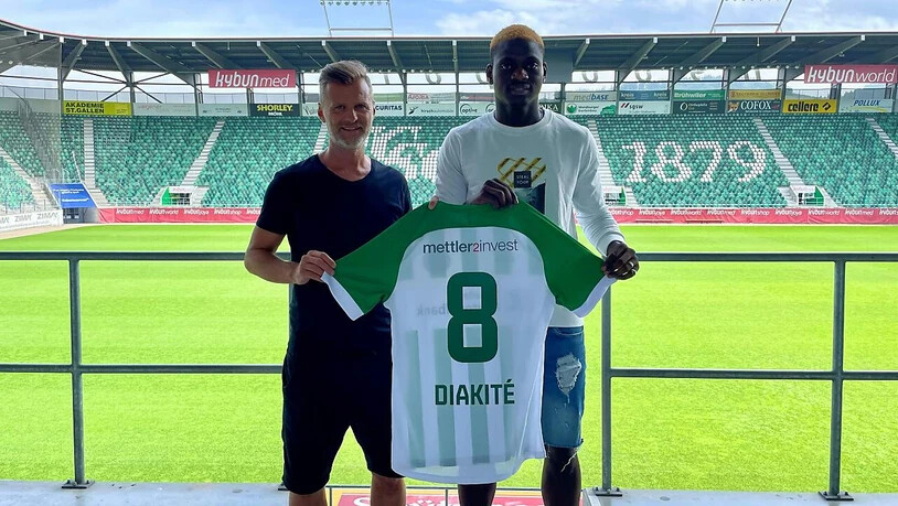 Ousmane Diakité an seiner neuen temporären Arbeitsstätte mit St. Gallens Sportchef Alain Sutter