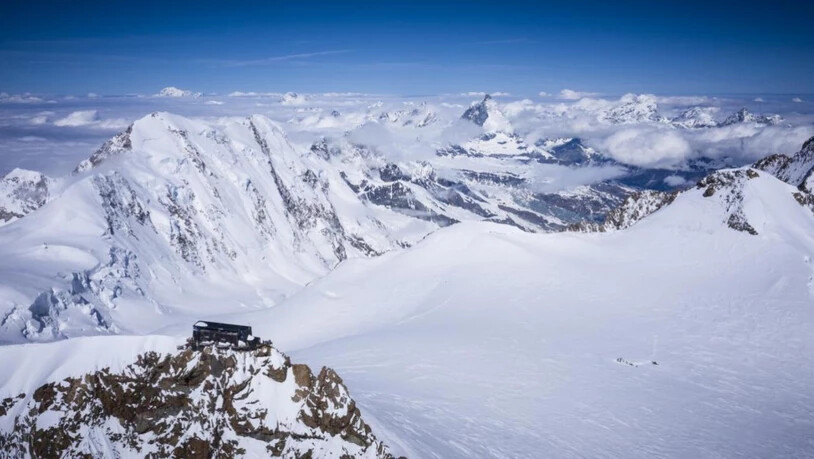 Die Forschenden entnahmen auf dem Gletschersattel Colle Gnifetti einen Eisbohrkern, der Umweltinformationen aus den letzten 10'000 Jahren enthält.