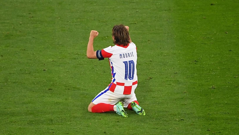 Kniefall vom statt für den Matchwinner: Luka Modric feiert den Achtelfinal-Einzug Kroatiens