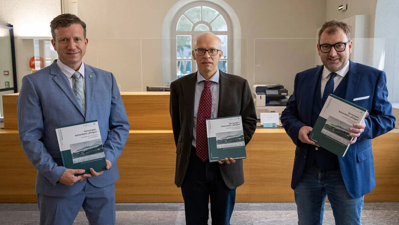 Dr. med. Andres R. Schneeberger, Martin Lengweiler und Regierungsrat Peter Peyer (v.l) präsentieren die Studie zur Psychiatriegeschichte Graubündens. 