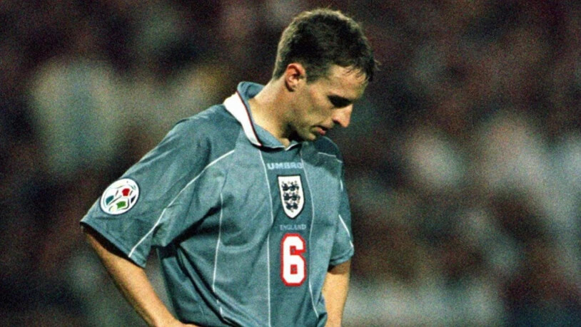 1996, Niederlage im Penaltyschiessen gegen Deutschland: Gareth Southgate nach seinem Fehlschuss