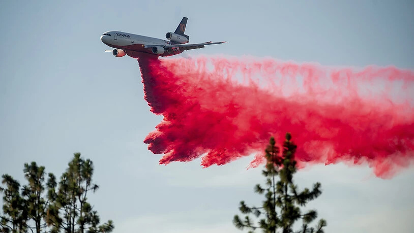 Ein DC-10 Tankflugzeug wirft Löschmittel ab, um die Ausbreitung des Salt Fire in der Nähe von Lakehead im Shasta County zu begrenzen. In Kalifornien verschärfte heißes und trockenes Wetter die Feuerlage. Im Norden brannten drei größere Feuer, die…
