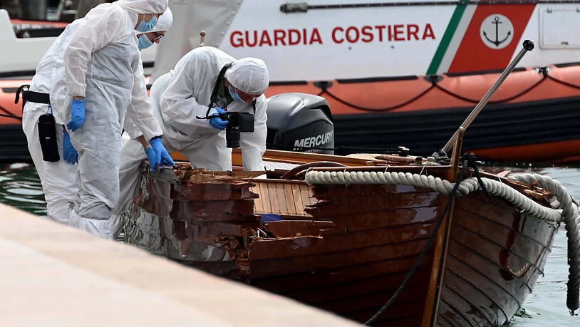 ARCHIV - Italienische Forensiker begutachten den Schaden an einem Boot. Foto: Gabriele Strada/AP/dpa