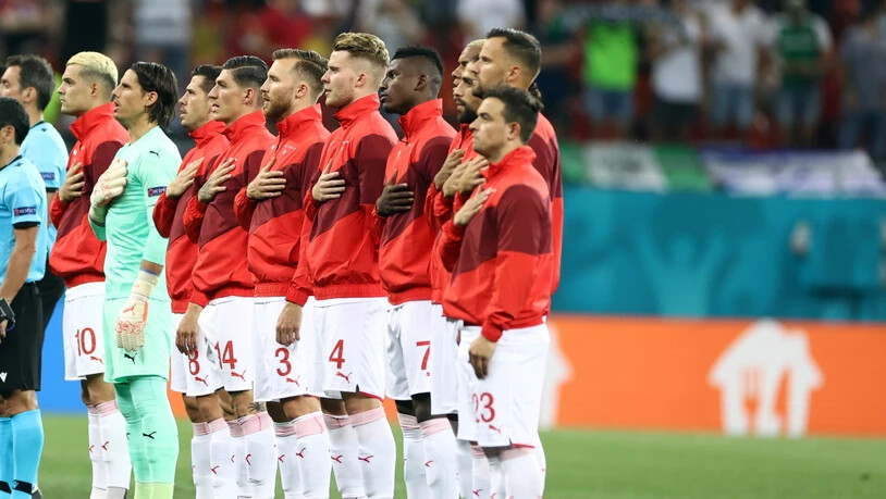 Hand aufs Herz und auf das Schweizer Kreuz: das Nationalteam beim Abspielen der Hymne vor dem Achtelfinal gegen Frankreich