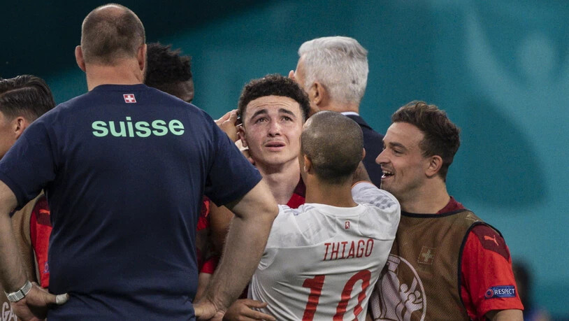 Ein Bild, das um die Welt geht: Ruben Vargas weint nach dem verlorenen Penaltyschiessen. Der Spanier Thiago Alcantara versucht, ihn zu trösten