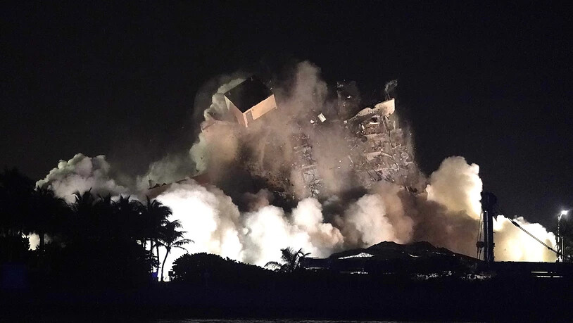 dpatopbilder - Die beschädigte Reststruktur des Champlain Towers South Condo Gebäudes stürzt ein. Die Gebäudereste des in Miami teilweise eingestürzten Wohnkomplexes sind am späten Sonntagabend (Ortszeit) kontrolliert gesprengt worden. Foto: Lynne Sladky…