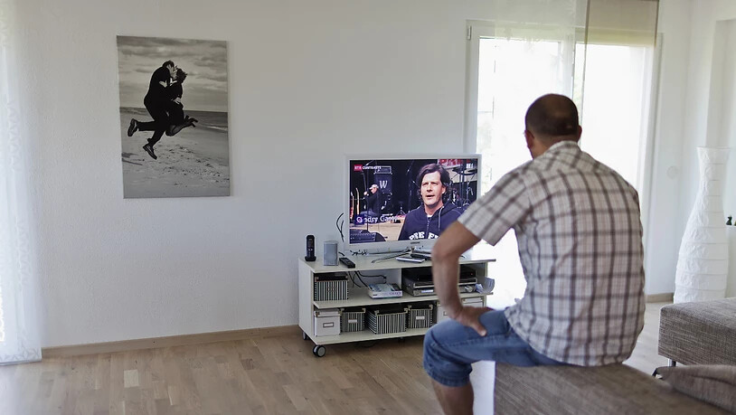 Der Fernseh-Konsum in der Schweiz stieg letztes Jahr um acht Minuten pro Person und Pro Tag.