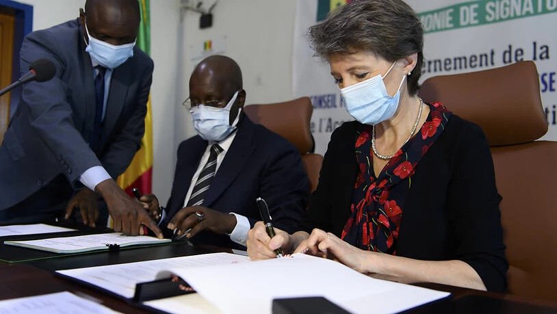 Die Schweizer Umweltministerin Simonetta Sommaruga unterzeichnet mit ihrem senegalesischen Amtskollegen Abdou Karim Sall am Dienstag in Dakar ein Abkommen zur Kompensation von CO2-Emissionen.