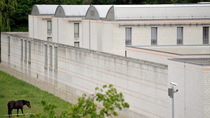 Das Gefängnis La Tuilière in Lonay VD: Hier beging der Ex-Gefängniswärter zwischen Dezember 2019 und Februar 2020 die mutmasslichen Taten. (Archivbild)