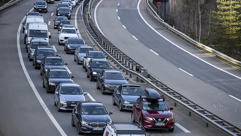 Geduldsprobe für Ferienreisende: vor dem Nordportal des Gotthard-Strassentunnels stauten sich die Autos am Freitagnachmittag auf einer Länge von 10 Kilometern. (Archivbild)