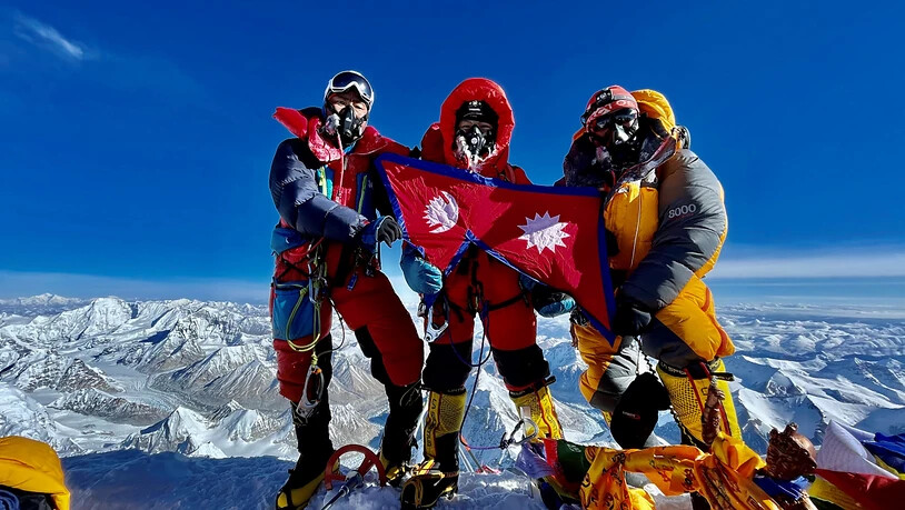 ILLUSTRATION - Nima Lhamu Sherpa (M) steht mit ihren Brüdern auf dem Gipfel des Mount Everest. Foto: Grace Best/Nima Lhamu Sherpa/dpa - ACHTUNG: Nur zur redaktionellen Verwendung im Zusammenhang mit der Berichterstattung über die Geschwister auf dem…
