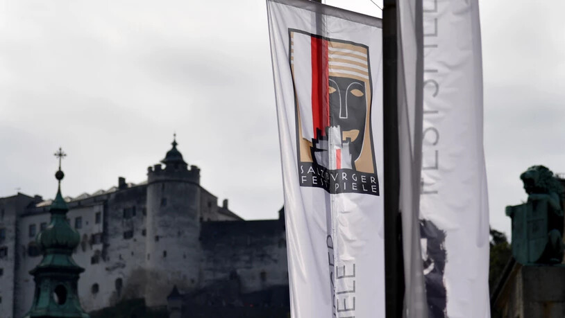 ARCHIV - Die Fahne mit dem Logo der Salzburger Festspiele vor der Festung Hohensalzburg. Foto: Barbara Gindl/APA/dpa Foto: Barbara Gindl/APA/dpa