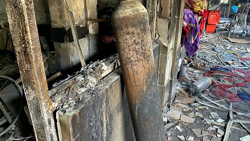 ARCHIV - Der Brand in Bagdad im April wurde ebenso durch die Explosion einer Sauerstoffflasche ausgelöst. Foto: Khalid Mohammed/AP/dpa