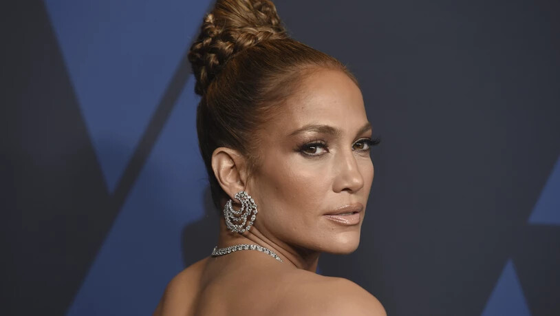 ARCHIV - Jennifer Lopez kommt zu den «Governors Awards». Lopez (51) will sich auf Musical-Projekte einlassen. «Lass uns das machen», schrieb die Sängerin und Schauspielerin am Montag in einem Tweet, in dem sie mehrere Produktionspartner verlinkte. Foto:…