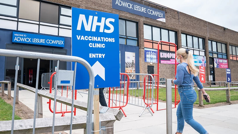 Eine Frau betritt ein Iimpfzentrum im Adwick Leisure Centre. Foto: Danny Lawson/PA Wire/dpa