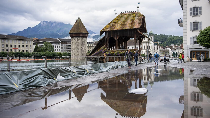 Der Vierwaldstättersee in Luzern schwappt über: Blick auf die Kapellbrücke.
