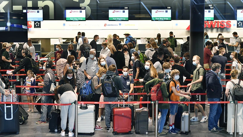 Das Passagieraufkommen am Flughafen Zürich ist zum Ferienstart deutlich angestiegen. Es liegt aber immer noch deutlich unter den Vorjahren. (Archivbild)