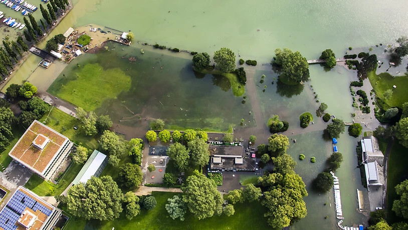 Luftaufnahme der Überschwemmungen am Strandboden am Bielersee.