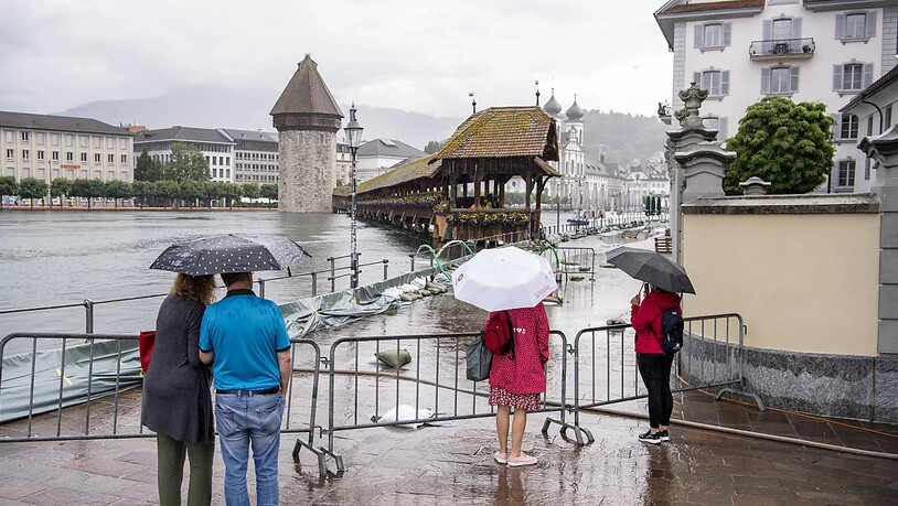 Die Kapellbrücke in Luzern bleibt wegen des hohen Wasserpegels der Reuss vorerst gesperrt.