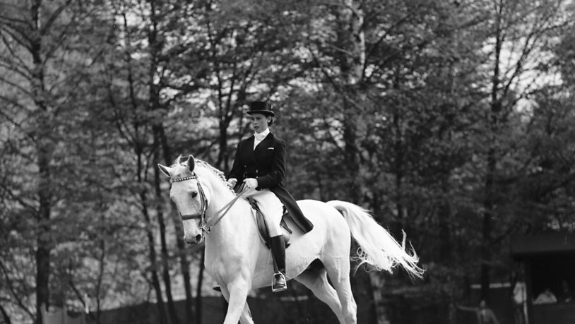 Da wusste sie noch nichts von ihrer olympischen Silbermedaille: Die Schweizerin Marianne Gossweiler auf ihrem Pferd Stephan an einer Dressur-Vorführung in Bern, unmittelbar vor ihrer Abreise zur Sommerolympiade 1964 in Tokio. (KEYSTONE/PHOTOPRESS-ARCHIV…