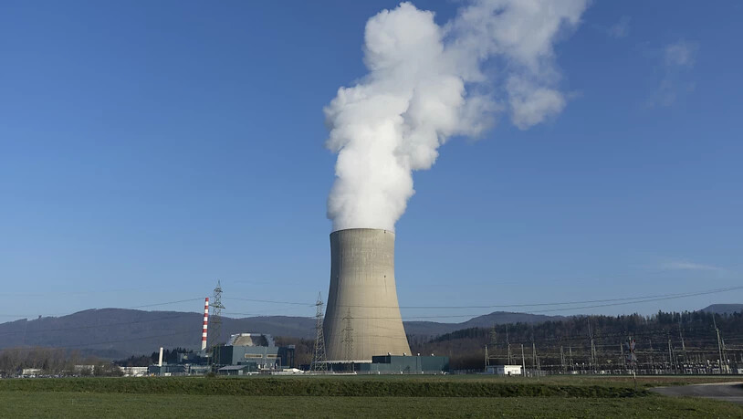 Dampf strömt aus dem Kühlturm des Kernkraftwerks Gösgen SO. (Archivbild)