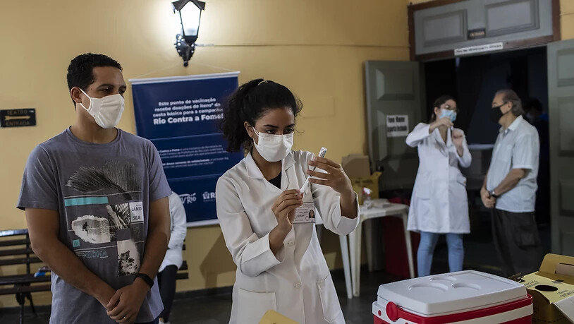 Eine Gesundheitsarbeiterin bereitet eine Spritze mit einem Corona-Impfstoff vor. Angesichts der verharmlosenden Politik der Regierung von Präsident Bolsonaro in Bezug auf die Pandemie sind tausende Brasilianer auf die Straße gegangen. Foto: Bruna Prado…
