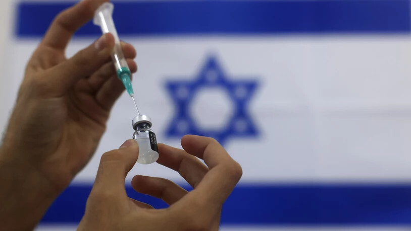 ARCHIV - Ein Sanitäter bereitet einen Impfstoff von Biontech/Pfizer vor. Israel will in Ausnahmefällen eine Impfung von Kindern gegen das Coronavirus erlauben, wenn diese stark gefährdet sind, im Falle einer Infektion schwer zu erkranken oder zu sterben…