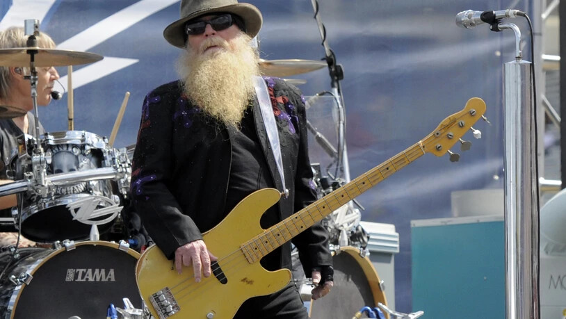 ARCHIV - Dusty Hill, Bassist von ZZ Top, ist im Alter von 72 Jahren gestorben, wie die weiteren Bandmitglieder Gibbons und Beard auf der Webseite von ZZ Top mitteilten. Foto: Mike Mccarn/FR34342 AP/dpa