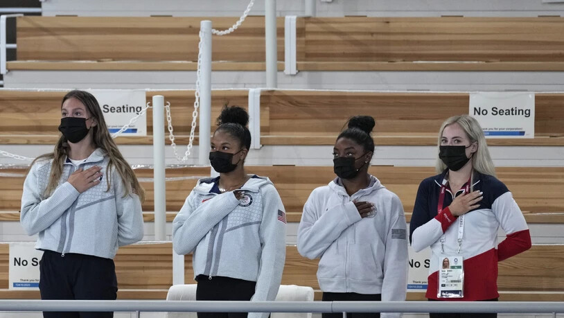 Simone Biles (2. von rechts) bleibt an den Olympischen Spielen zumindest vorerst Zuschauerin.