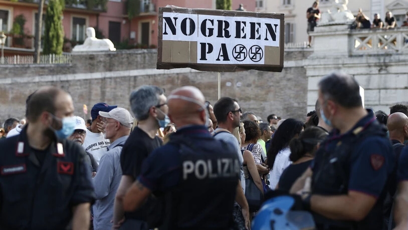 Demonstranten und Mitglieder der rechtsextremen Organisation Forza Nuova protestieren in Rom gegen Corona-Regeln. Foto: Cecilia Fabiano/LaPresse via ZUMA Press/dpa