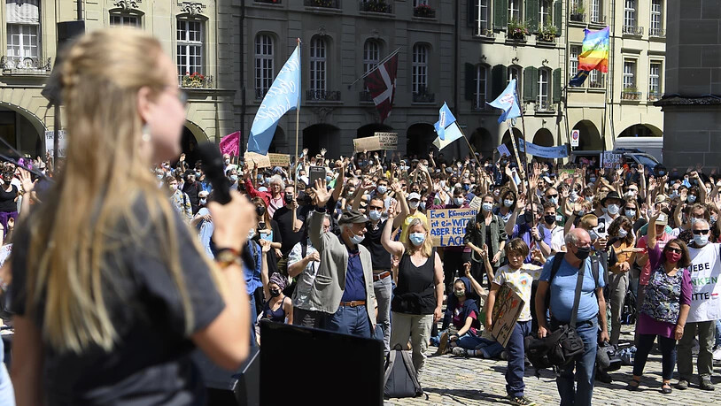 Mehr als tausend Menschen haben am Freitag auf dem Berner Münsterplatz für mehr Klimaschutz demonstriert.