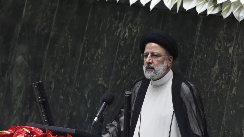 Ebrahim Raisi, neu gewählter Präsident des Iran, hält nach seiner Vereidigung im Parlament eine Rede. Foto: Vahid Salemi/AP/dpa