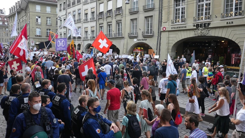 Geschätzte 700 Personen kritisierten in Bern an einer Spontankundgebung die Coronamassnahmen des Bundes. versammelt. Angeführt von Trychlern zogen die Massnahmengegner mit Schweizerfahnen und Transparenten durch die Berner Innenstadt.