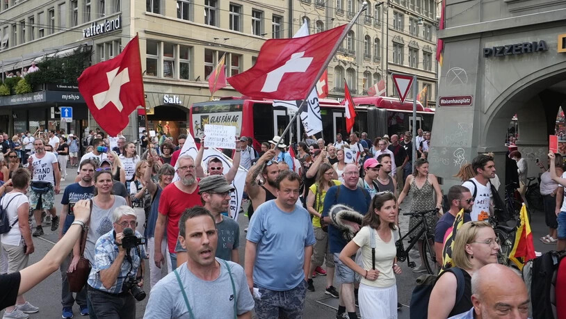 Spontan demonstrierten am Donnerstagabend in Bern rund 700 Personen geben die Coronamassnahmen des Bundes.