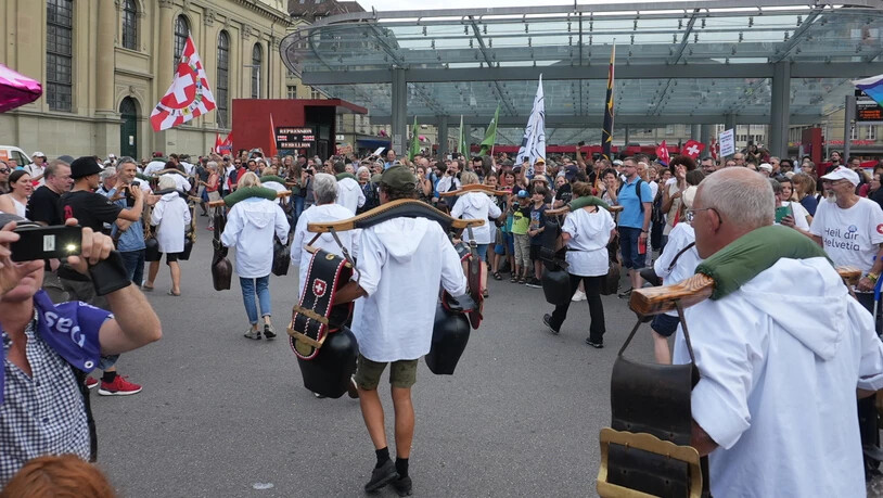 Trycheln für die Freiheit: Geschätzte 700 Massnahmengegner protestierten am Donnerstag in Bern.