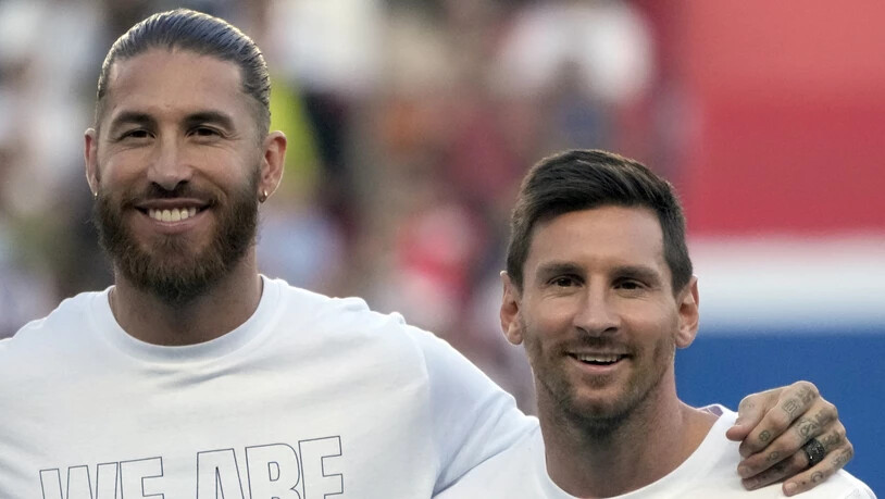 Lionel Messi und Sergio Ramos (von rechts) stellen sich vor der Partie den gut 49'000 Zuschauern vor